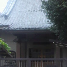 感應寺の本堂と入口の門の様子です。門柱に、表札があります。