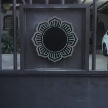 感應寺の入口の門につけられている紋章です。幾何学的な紋章です