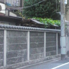 感應寺の外側の塀の様子です。永い伝統を感じさせる塀です。