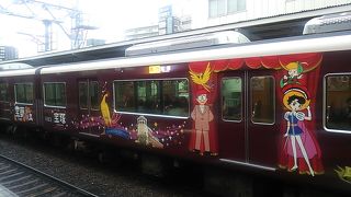 宝塚歌劇団に関するラッピングトレインが運転される場合があります