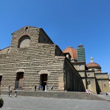 未完のため極めて素朴なファサード。