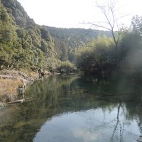 宿泊の翌朝、ホテル前の河原を散歩