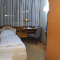 小さなベッドですが快適なマットでした。