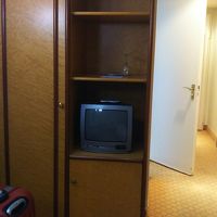 テレビの下に冷蔵庫