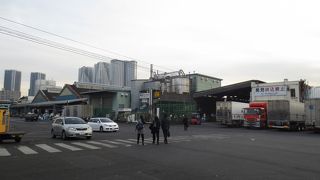 閑散とした夕方に