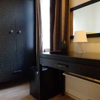 大きな洋服ダンスがあります