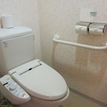 独立したトイレはシャワートイレ！