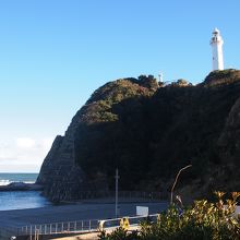 青い空に白い灯台が映えます