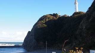 寒風に向かって凛と立つ灯台