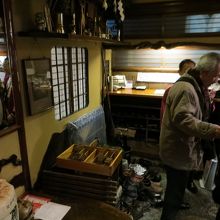 靴はもちろん脱ぎます