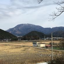 伊吹パーキングエリア（上り線）から秀峰伊吹山を眺める。