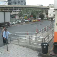 正面から撮ると警備員がコラ！B.T.S高架が見えるかな？