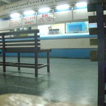 正面奥にはミニバン中心の窓口が有ります。