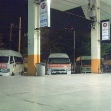 乗り場左は奇数(ミニバン中心)レーンです。