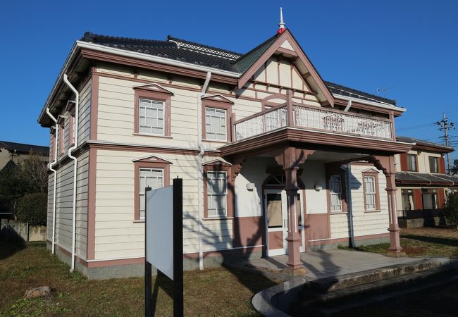 シャレオツ造りの建物　水海道図書館を目指して探しましょう。