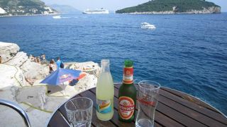 ドブロブニクの海辺のカフェ　柵ありと柵なしの２店舗あります