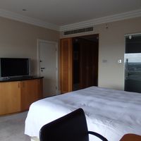 窓から部屋の中を眺める