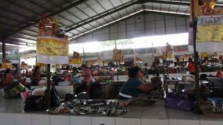 食品メインの市場　夜はナイトマーケット