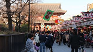 外国人も日本人も　ごったがえす通り　