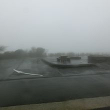 雨の日の山頂付近の映像です。