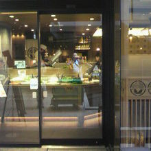 ガラスをふんだんに使った洋食の店です。明るくきれいな店です。