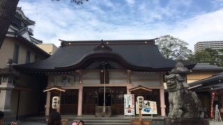 岡崎城内、天守閣と並んでます