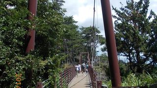 灯台脇の人出の多い吊り橋