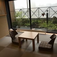 畳というかござの部屋ですね。外の景色を眺めながらお茶でも