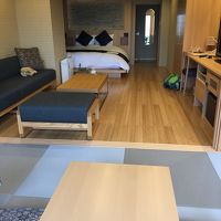 3室に分れてます。和室、洋室、寝室。その向こうにバスルーム