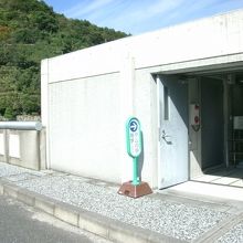 ダム堤体上のエレベーター棟