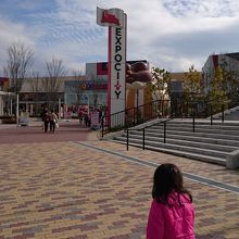 モノレール万博記念公園駅からすぐ。