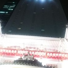 歌舞伎座の後ろにビルがあります