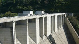 ダム堤体内にエレベーターで降りていけます