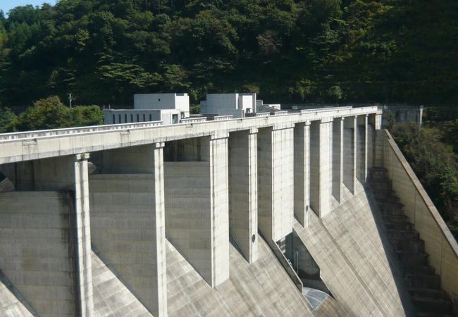 ダム堤体内にエレベーターで降りていけます