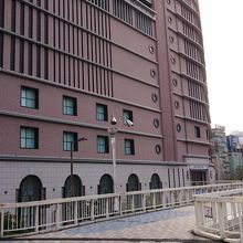 マルーンカラーの外観