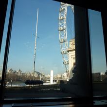 前のレストランの窓からの景色