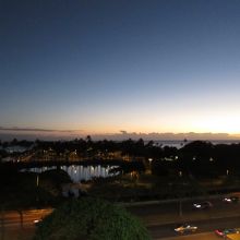 真ん前がアラモアナ・ビーチ