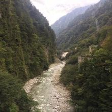 下流に流れていきます。