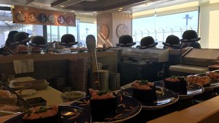 駐機場に臨む回転寿司