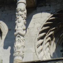 レリーフで埋め尽くされた柱