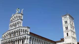 ファサードのギャラリーのレリーフ、象嵌細工は必見！