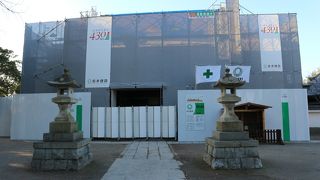 ここへ車で行くには、軽自動車のミニがいいと思います。路地を縫うようにして行かねばなりませぬ。