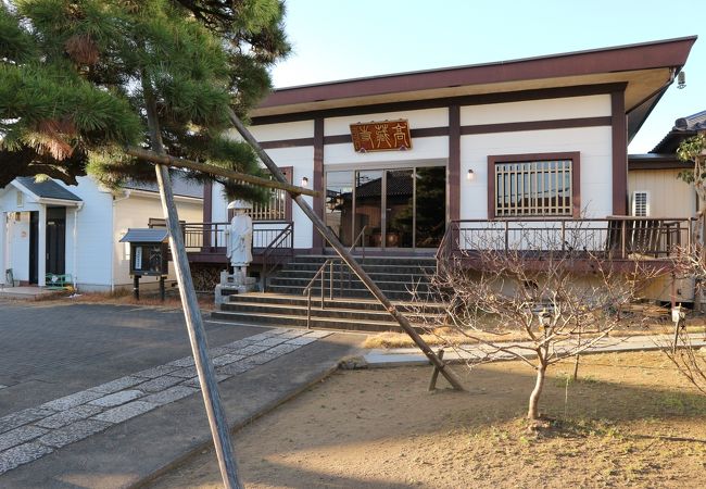 建物としては現代風の寺ですね。隙間風無く　居心地よさそうです。