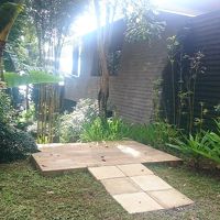 部屋棟。ここは1階の入り口。逆側に2階の入り口がある