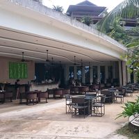 レストラン。右側からビーチが眺められる