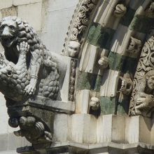 アーキヴォールドを支えるアトラス（奥）