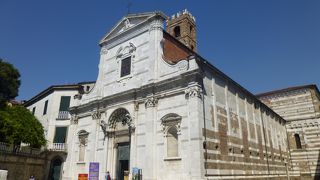 ティンパヌムが美しい、ドゥオモからすぐの教会