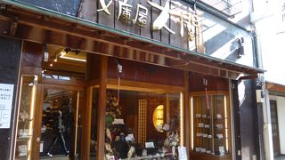 美しい革工芸品のお店
