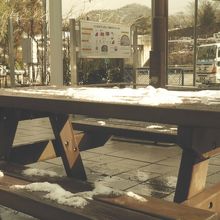 テーブルの上に残る雪。