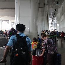 乗り場はこんな感じで「並ぶ」という感じではない